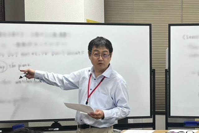春日塾の講師が少人数授業で解説を行っている様子