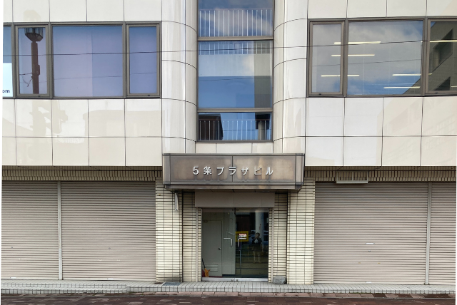 春日塾が入っているビルの入り口