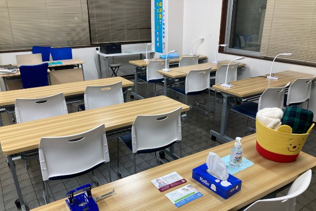 春日塾の個別演習に取り組む学習スペース