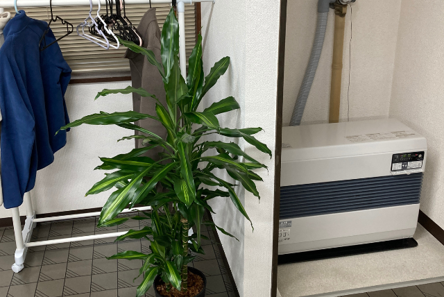 春日塾の教室内の様子（ストーブのある教室空間）