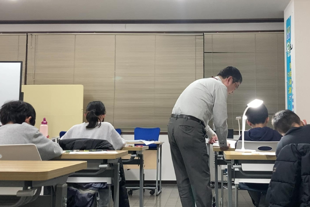 春日塾の小学生コースで行われる授業の様子