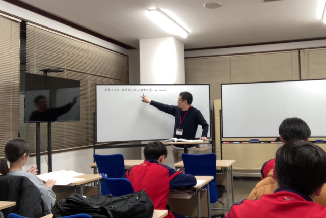 春日塾の中学生コースで少人数による授業が行われている様子