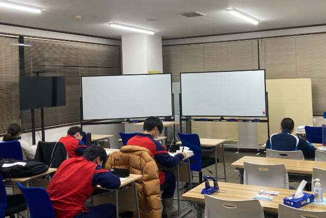 春日塾の中学生コースで生徒が個別演習に取り組んでいる様子