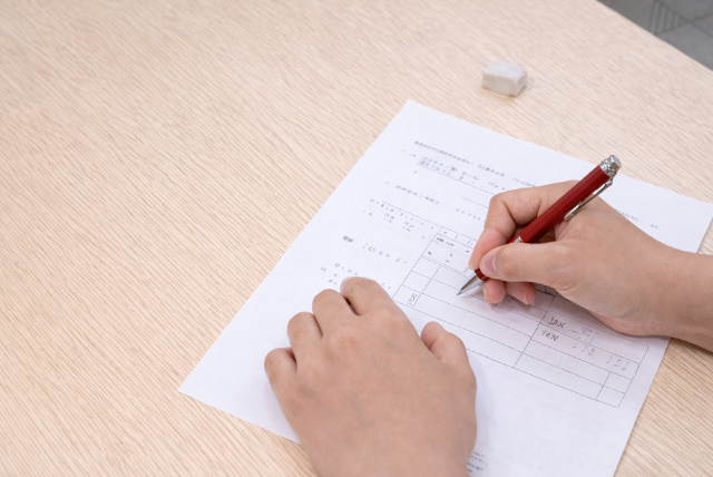 学習塾の机で、プリントに取り組む中学生の手元の様子